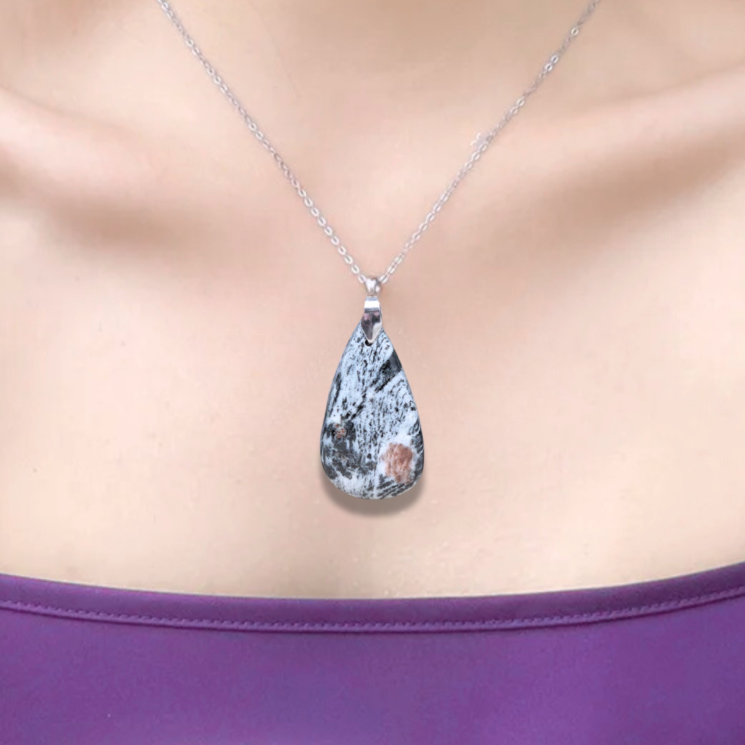 Pendentif en Hornblende avec Grenat (PE702)