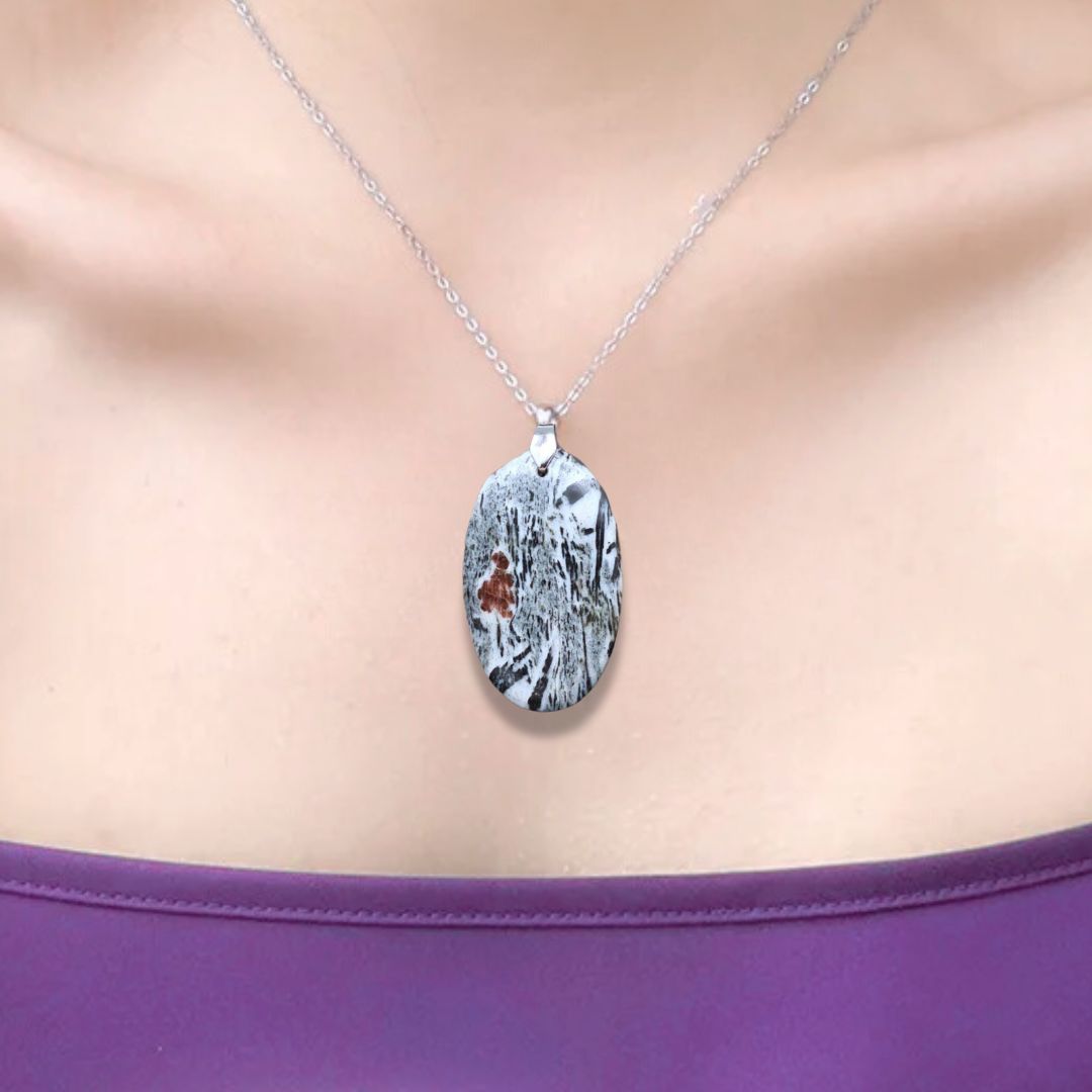 Pendentif en Hornblende avec Grenat (PE693)