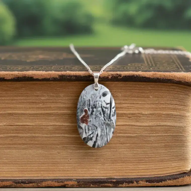 Pendentif en Hornblende avec Grenat (PE693)