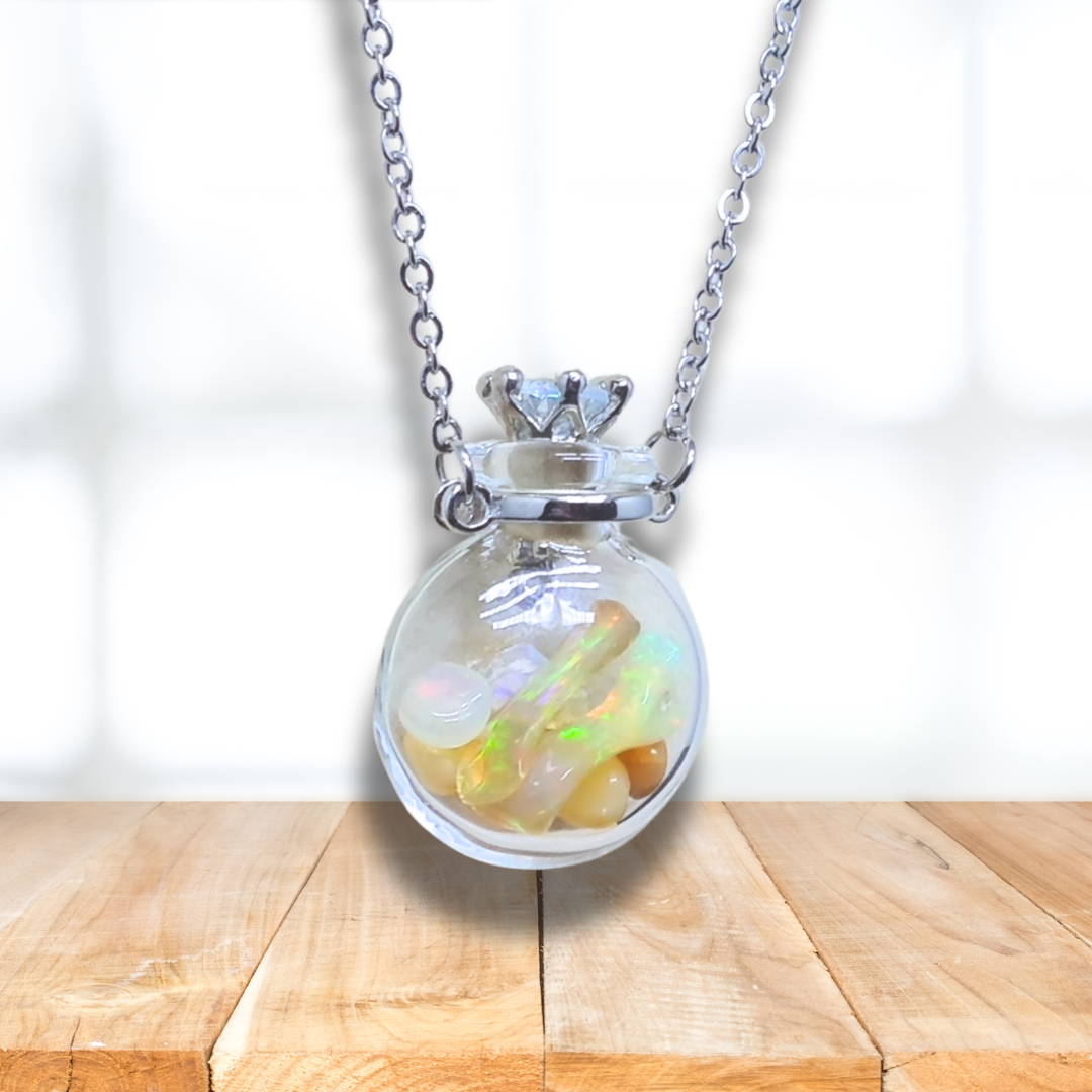 Pendentif bouteille en verre remplie d'Opale de Welo (PE1457-3) - ENAE Minéraux