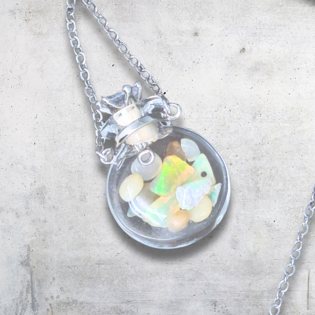 Pendentif bouteille en verre remplie d'Opale de Welo (PE1457-3) - ENAE Minéraux
