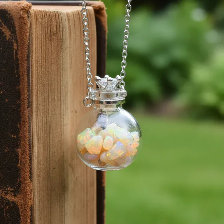 Pendentif bouteille en verre remplie d'Opale de Welo (PE1457-3)