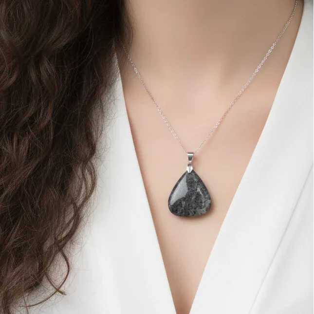 Pendentif en Quartz à Graphite (PE932)