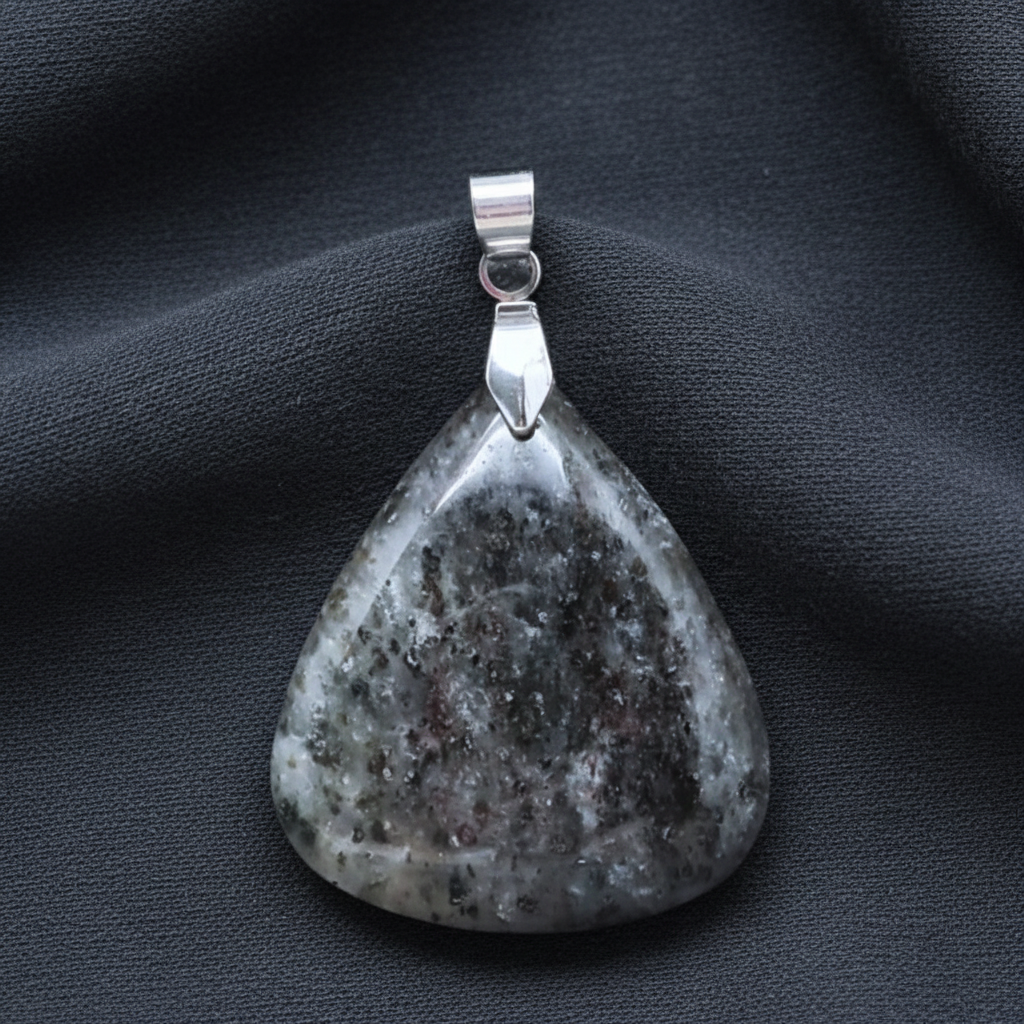 Pendentif en Quartz à Graphite (PE932)