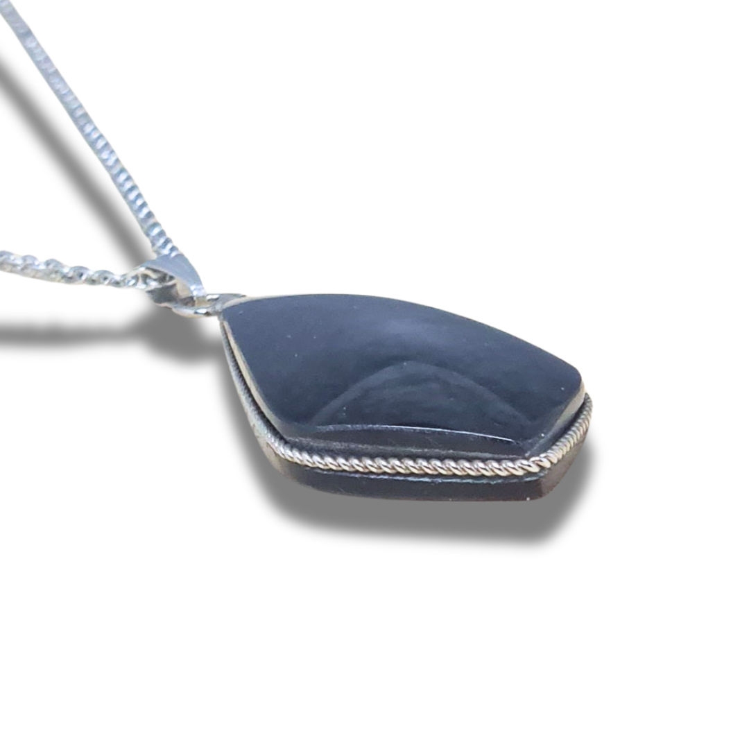 Pendentif serti en Obsidienne Manta Huichol (PE1880) - ENAE Minéraux