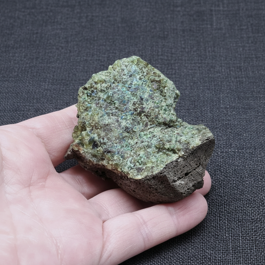 Péridot (Olivine) sur Basalte brut 112g (MB131)