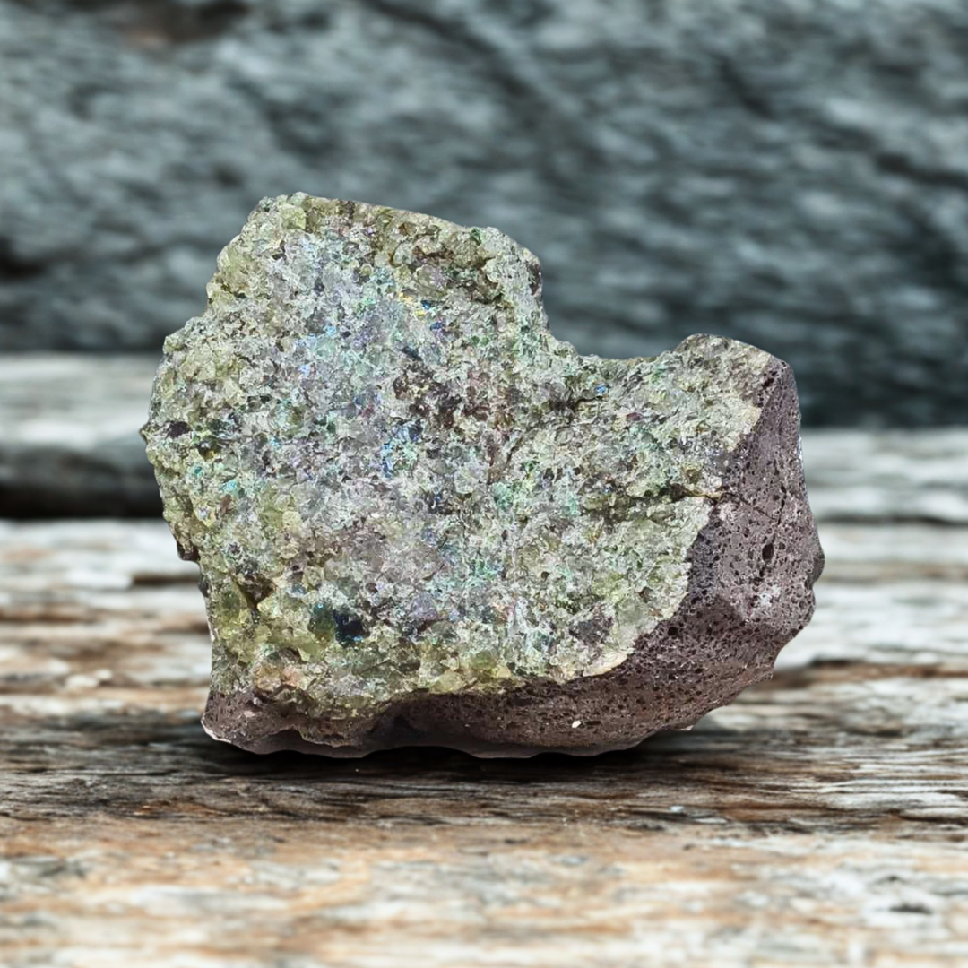 Péridot (Olivine) sur Basalte brut 112g (MB131)