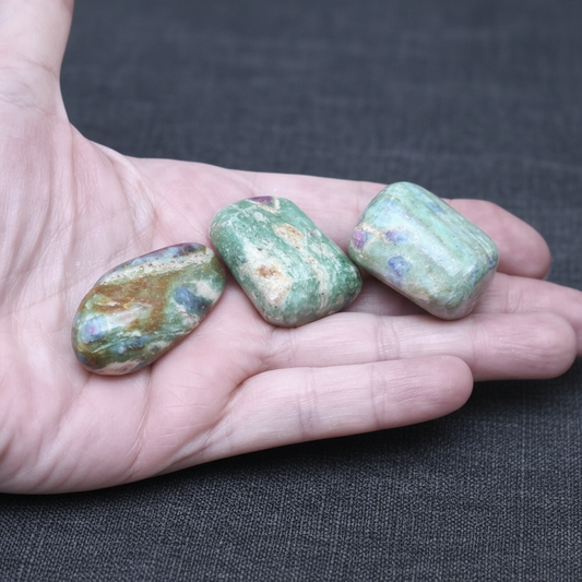 Rubis sur Fuchsite - Pierre roulée (PRGFL439)