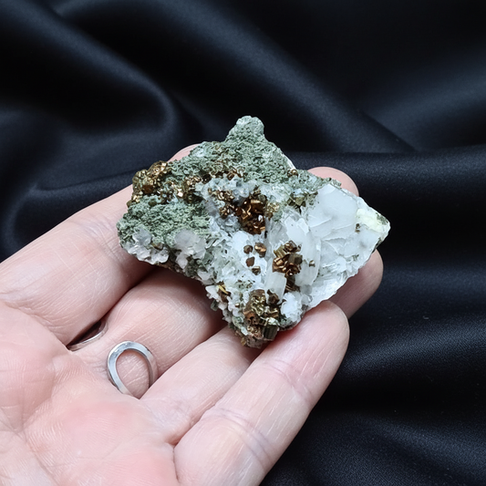 Quartz, Chlorite, Calcite et Pyrite bruts 43g (MB478)