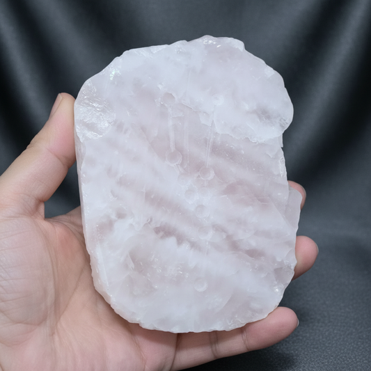 Quartz rose brut, poli et gravé 529g (MB538-1)