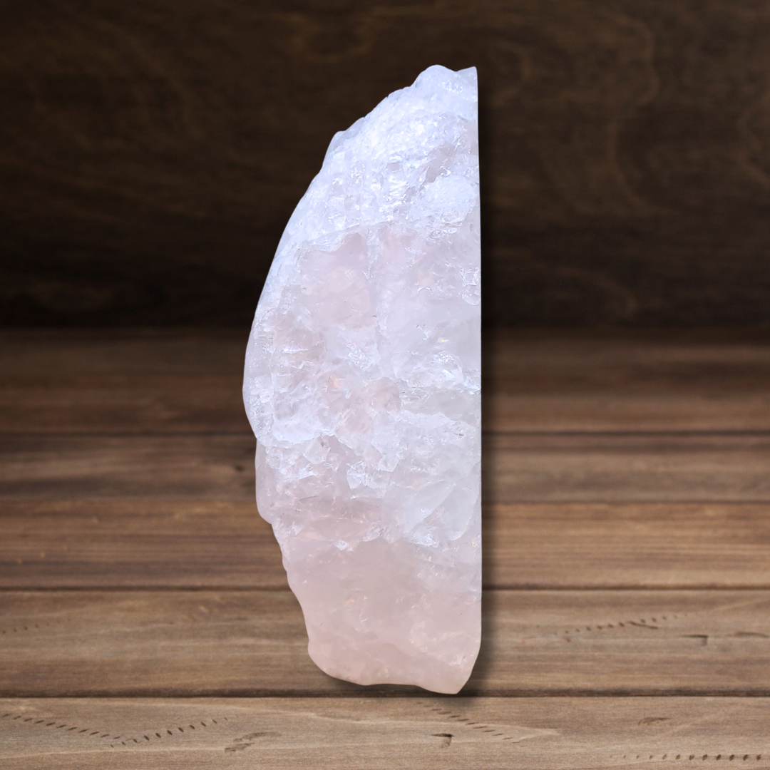 Quartz rose brut, poli et gravé 529g (MB538-1) - ENAE Minéraux