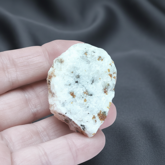 Spinelle noir et Clinohumite sur Calcite brut 37g (MB378-1)