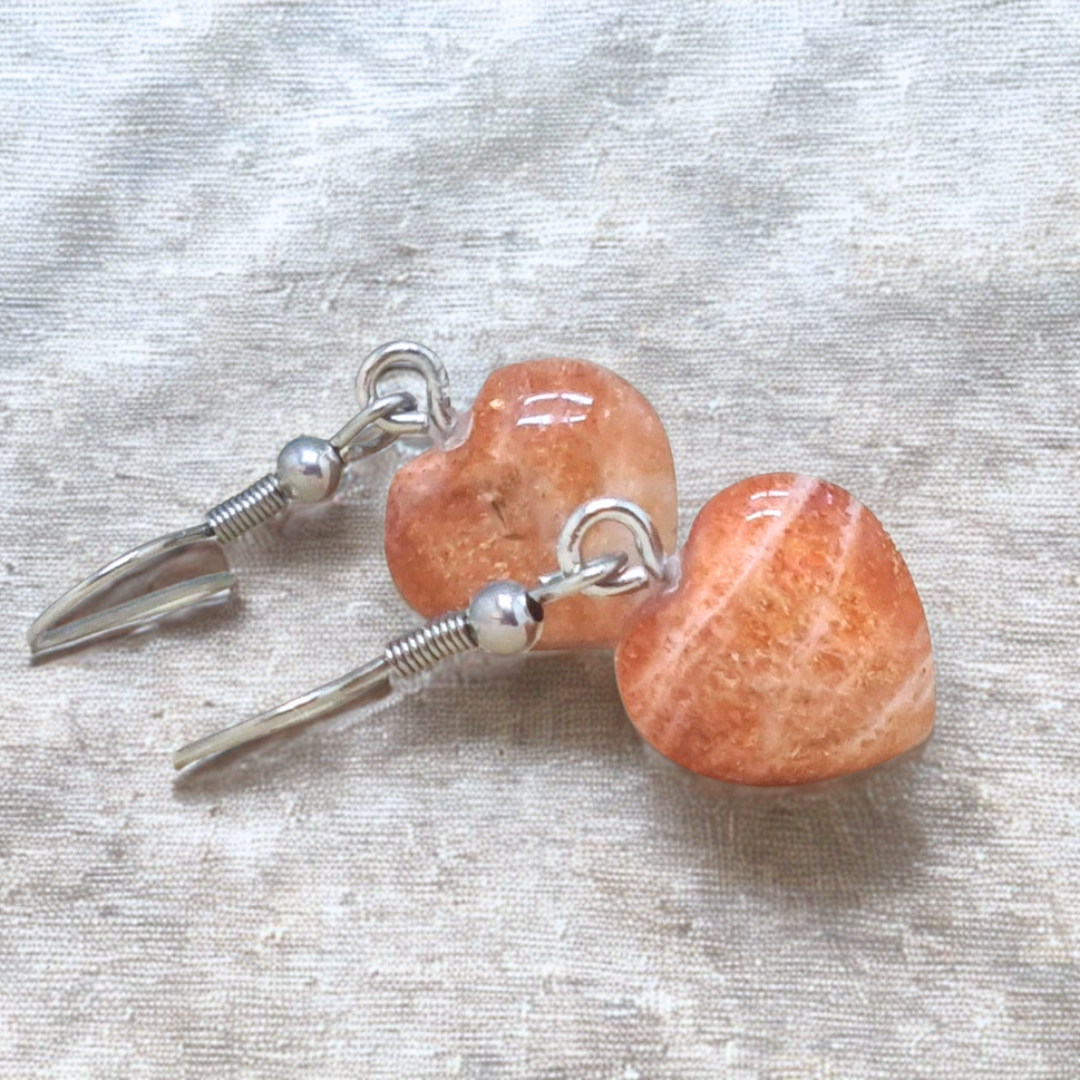 Boucles d'oreilles cœur en Pierre de Soleil (BO137)