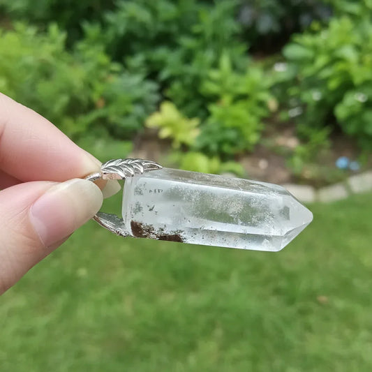 Pendentif en pointe de Cristal de Roche Lodolite (PE2101) - ENAE Minéraux