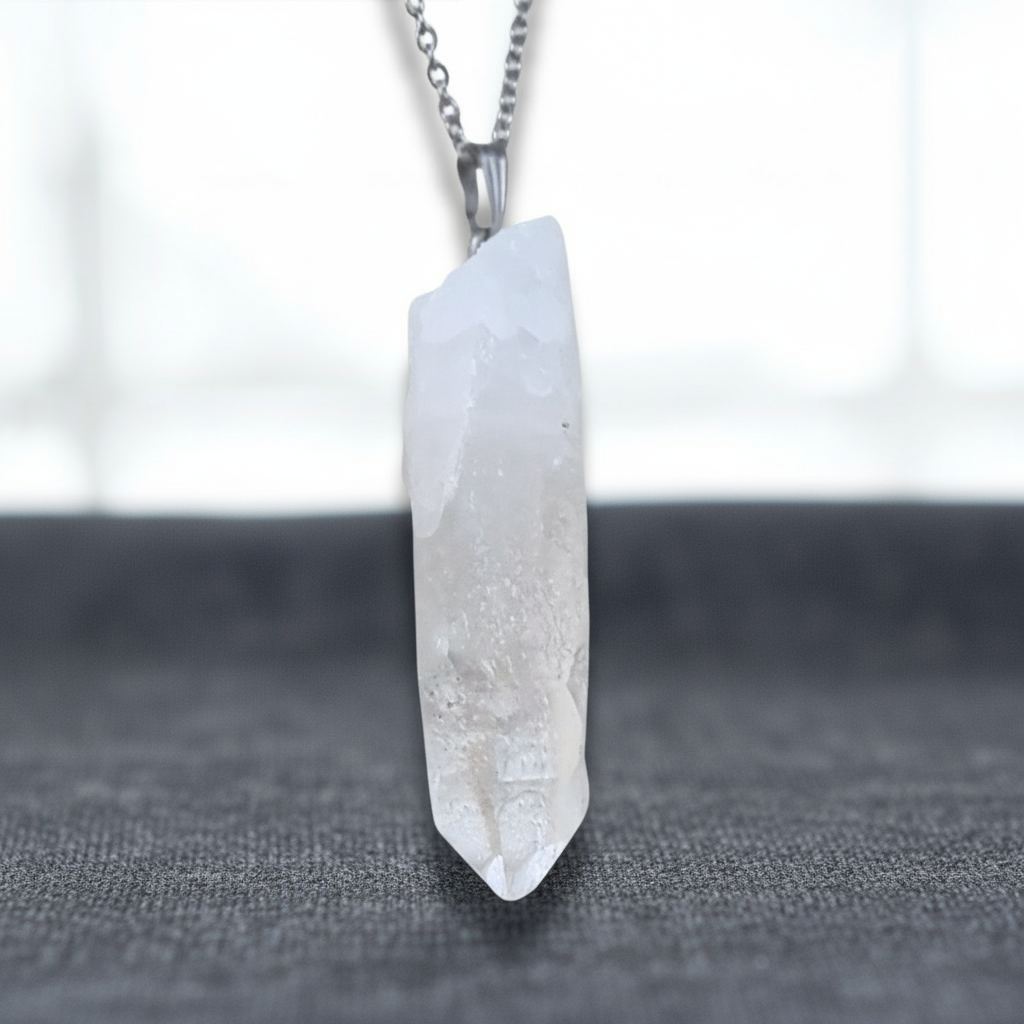 Pendentif en pointe brute de Cristal de Roche (PE2070) - ENAE Minéraux