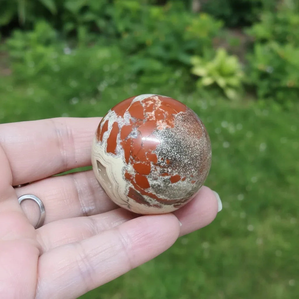 Sphère en Jaspe rouge et Calcédoine 95g (PRGFL754)