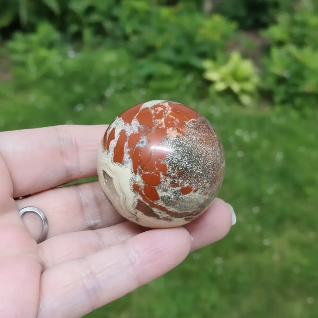 Sphère en Jaspe rouge et Calcédoine 95g (PRGFL754)