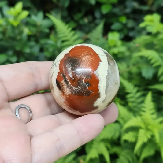 Sphère en Jaspe rouge et Calcédoine 95g (PRGFL754)