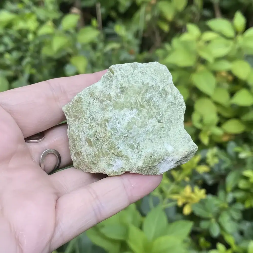Vésuvianite, Calcite et Grenat grossulaire bruts 122g (MB524)