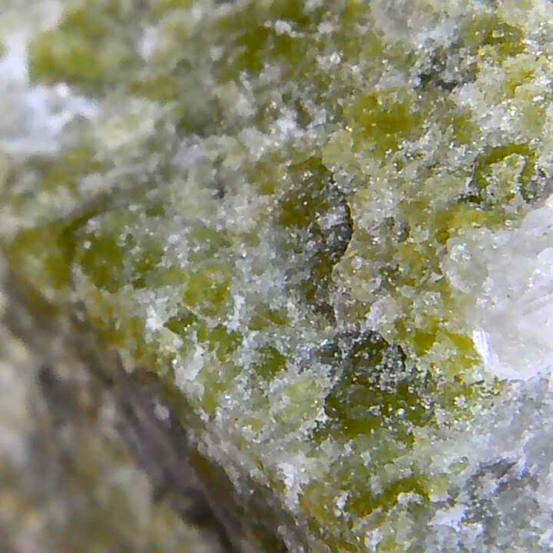 Vésuvianite, Calcite et Grenat grossulaire bruts 122g (MB524)