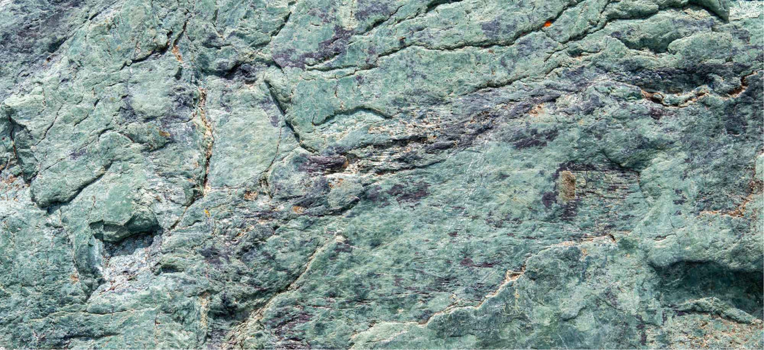 Serpentine : Minéralogie, vertus et bienfaits en lithothérapie - ENAE Minéraux