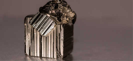 Pyrite : Minéralogie, vertus et bienfaits en lithothérapie - ENAE Minéraux