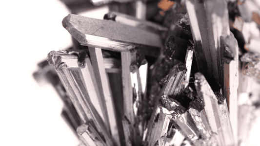 Stibine : Minéralogie, vertus et bienfaits en lithothérapie