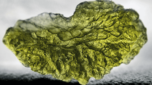 Moldavite : Minéralogie, vertus et bienfaits en lithothérapie