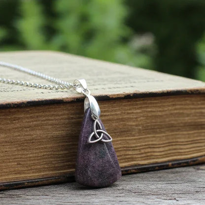 Pendentif en Grenatite et son Triquetra (PE1627-6)