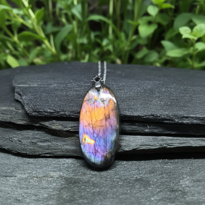 Pendentif en Labradorite bleue, violette et orange (PE2145)