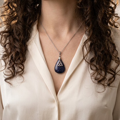 Pendentif en Sodalite et son Triquetra (PE603)