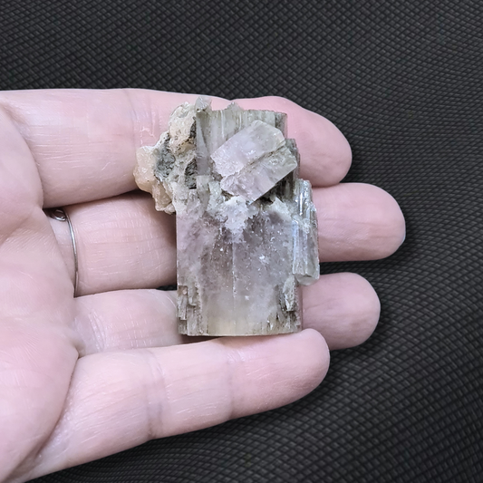 Aragonite violette maclée brute 41g (MB546)