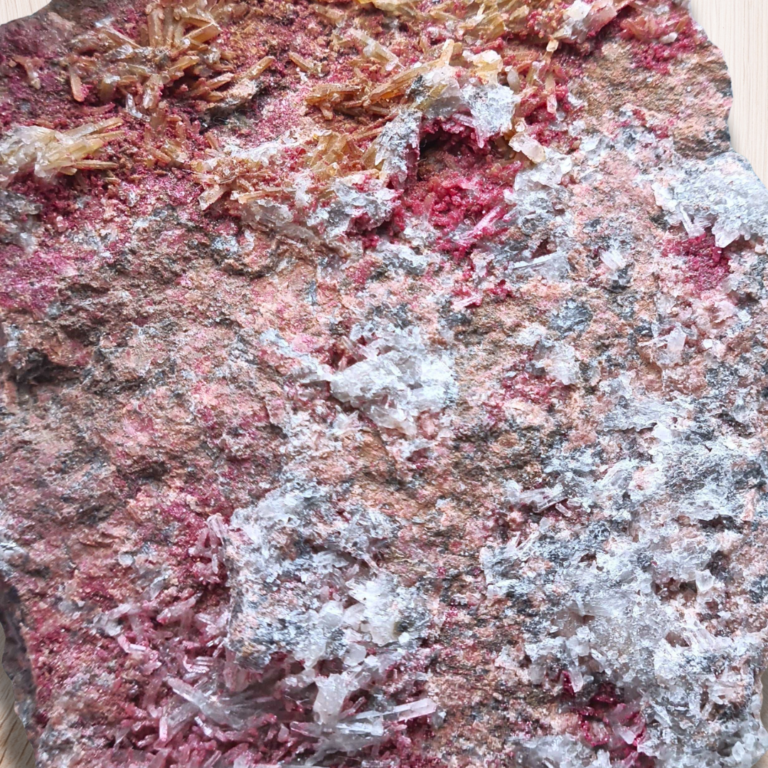 Erythrite et mini cristaux de Quartz brute 144g (MB277-2) - ENAE Minéraux