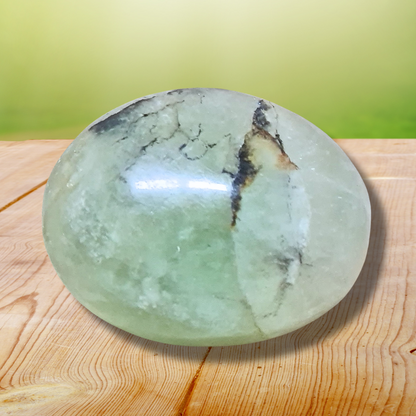 Galet poli en Fluorite verte 135g (PRGFL711) - ENAE Minéraux