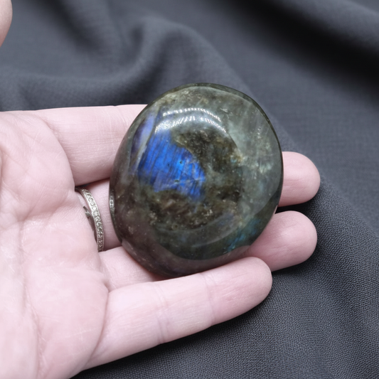 Galet poli en Labradorite 86g (PRGFL342-7)
