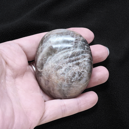 Galet en Pierre de Lune noire 91g (PRGFL608-7)