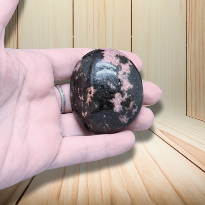 Galet en Rhodonite 122g (PRGFL584-6) - ENAE Minéraux