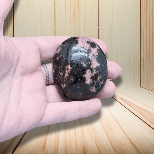 Galet en Rhodonite 122g (PRGFL584-6) - ENAE Minéraux