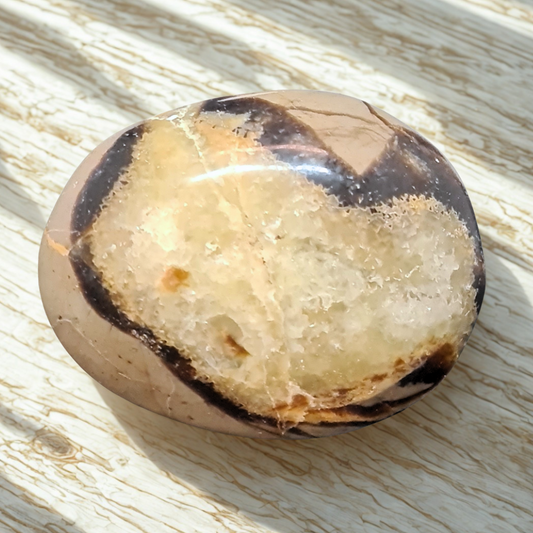 Galet en Septaria et Calcite jaune 155g (PRGFL717)
