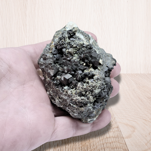 Cristaux de Grenats Mélanite bruts 310g (MB214-2) - ENAE Minéraux