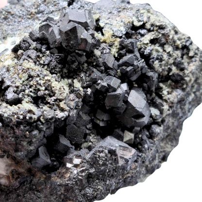 Cristaux de Grenats Mélanite bruts (MB214-2) - ENAE Minéraux