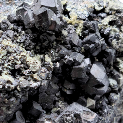 Cristaux de Grenats Mélanite bruts 310g (MB214-2) - ENAE Minéraux