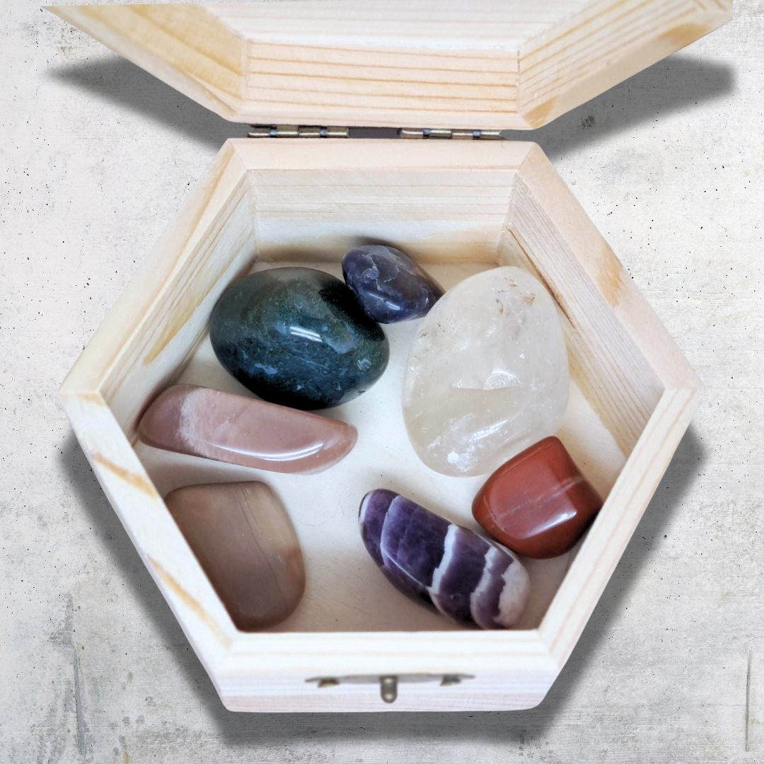 Kit 7 chakras pierres roulées dans une boite en bois