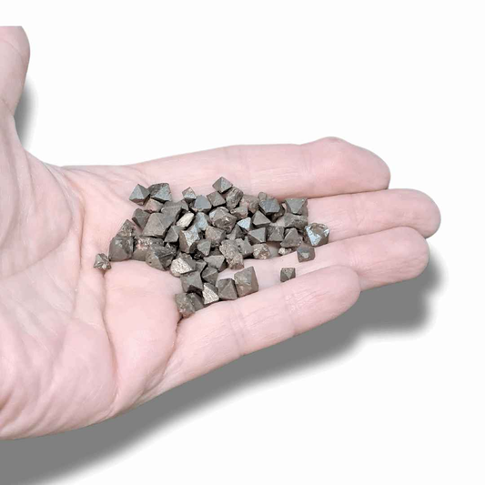 Lot de 10 petits cristaux bruts de Magnétite (MB553) - ENAE Minéraux