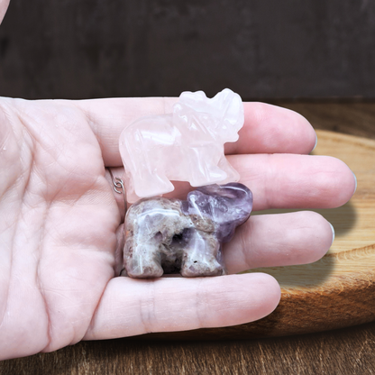 Lot de 4 éléphants en Quartz rose, Jaspe Rouge, Améthyste et Howlite (PRGFL346-70) - ENAE Minéraux