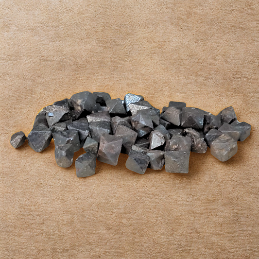 Lot de 10 petits cristaux bruts de Magnétite (MB553)