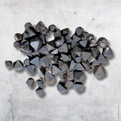 Lot de 10 petits cristaux bruts de Magnétite (MB553) - ENAE Minéraux