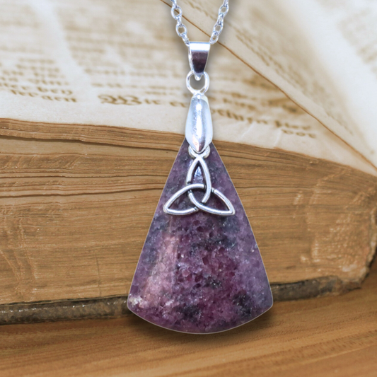 Pendentif en Grenatite et son Triquetra (PE1627-5)