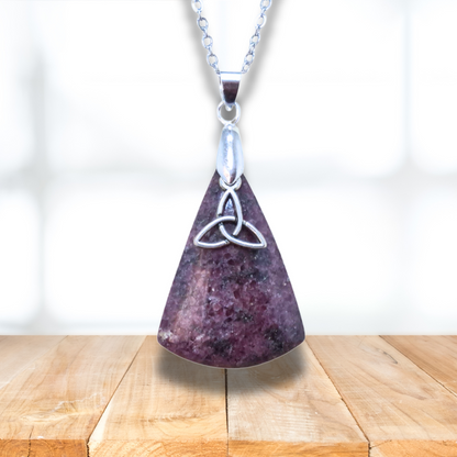 Pendentif en Grenatite et son Triquetra (PE1627-5)