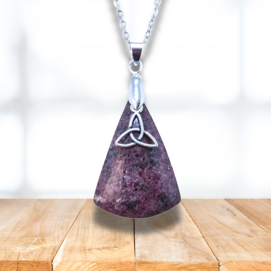 Pendentif en Grenatite et son Triquetra (PE1627-5)